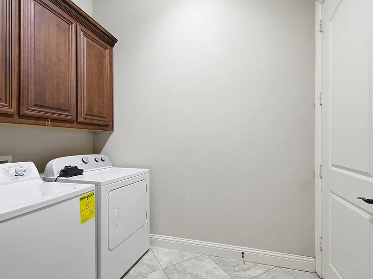 2304 Lynbridge Cir — Photo 31