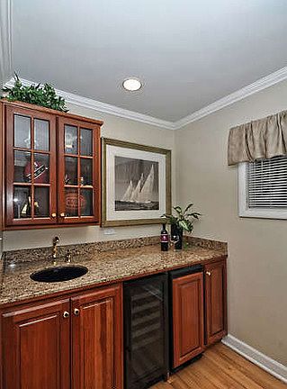 4th image of 751 W Dickens Ave