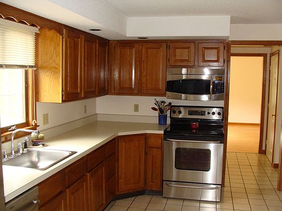 Eat-in kitchen with upgraded stainless appliances