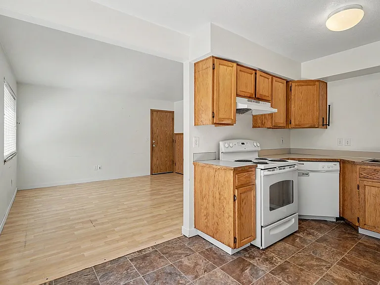 5260-5262 Springcrest Dr S — Photo 45