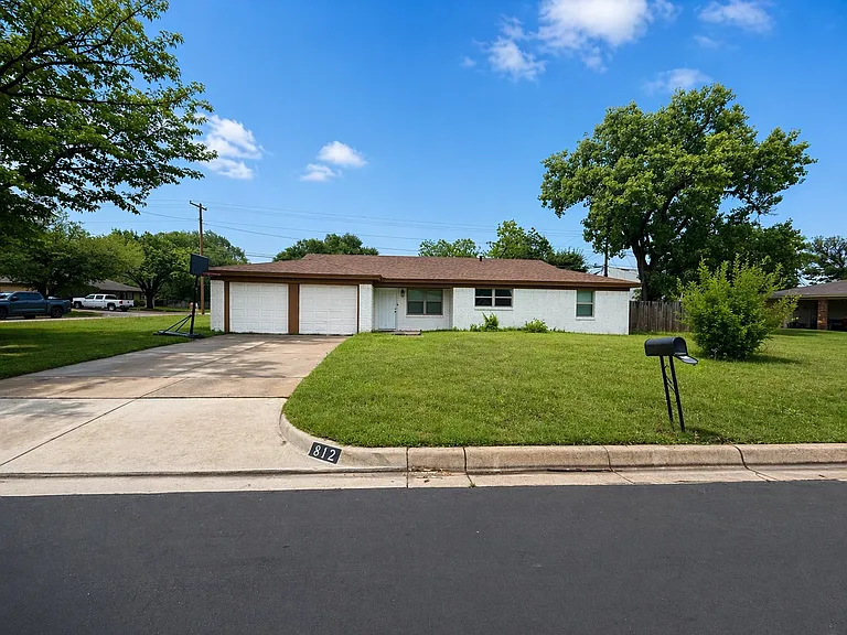 812 Irwin Dr — Photo 2