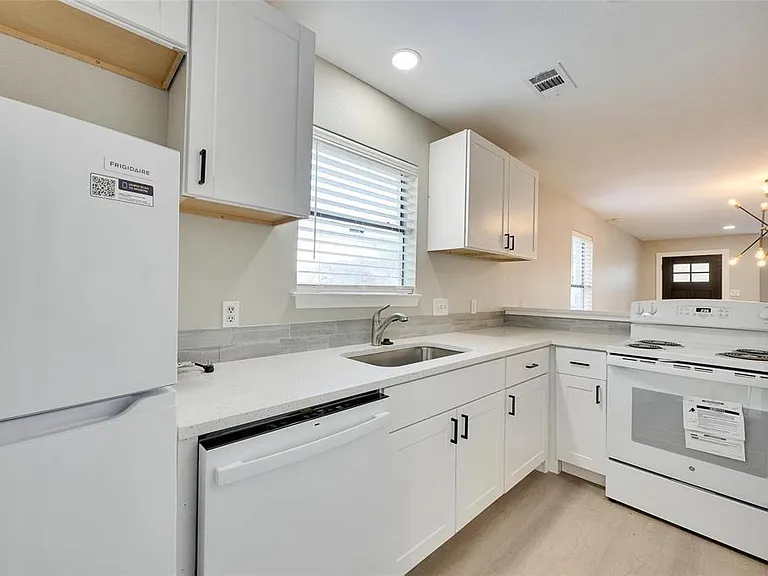 6400 Auburn Dr #B — Photo 9