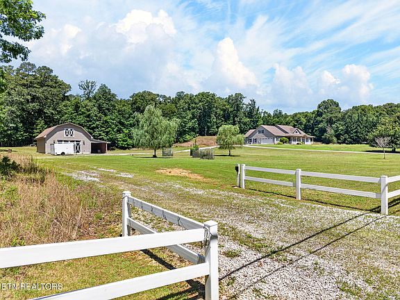 5th image of 371 Pin Oak Dr