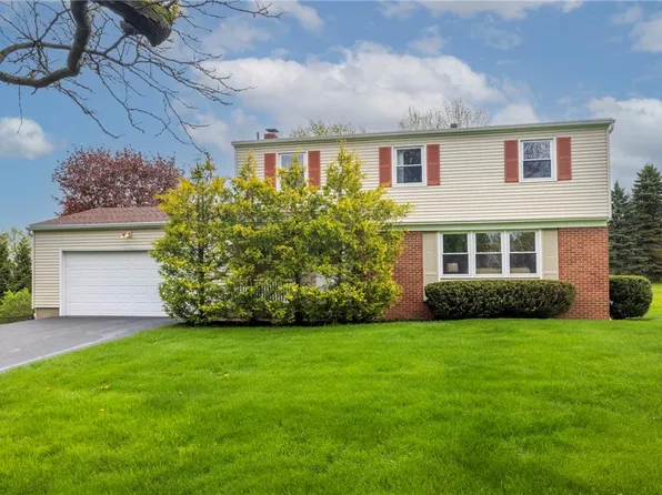 19 Candlewood Cir, Pittsford, NY 14534