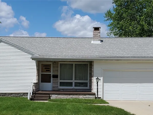 605 W 10th St, Vinton, IA 52349