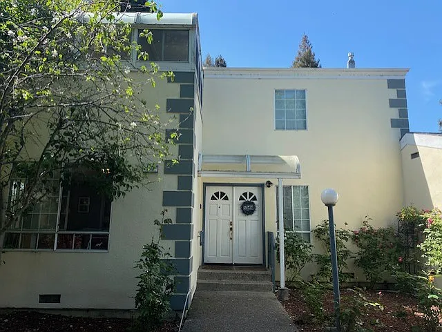 3 bed, 2.5 bath, 2500 sqft, $5,650 — Photo 1