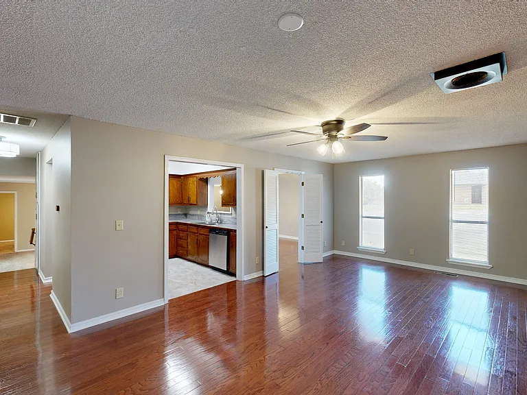 1275 N Gregg Ave — Photo 16