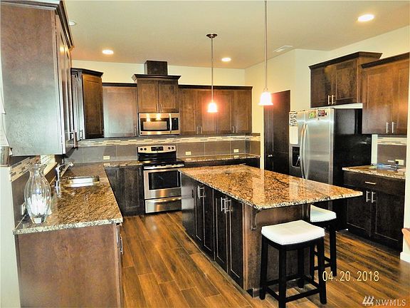 Huge Chef's kitchen with Granite slab