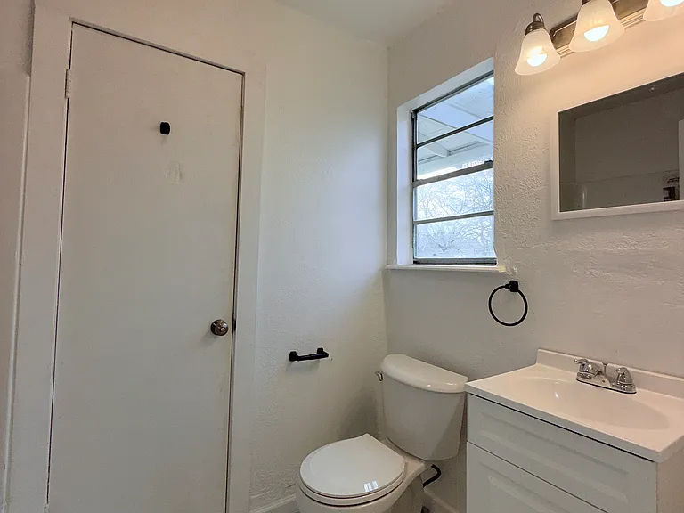 505 E Shepherd St — Photo 12