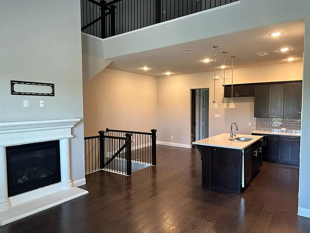 3 bed, 3.5 bath, 2101 sqft, $3,200 — Photo 3