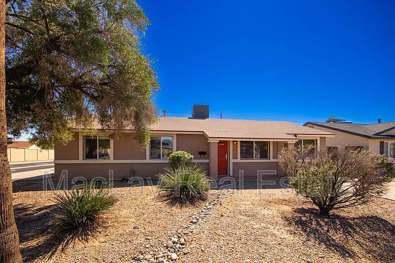 3 bed, 1.5 bath, 1240 sqft, $2,100 — Photo 2