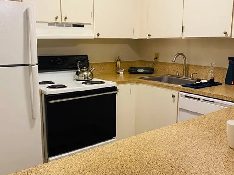 Lancaster Apartments — Photo 10