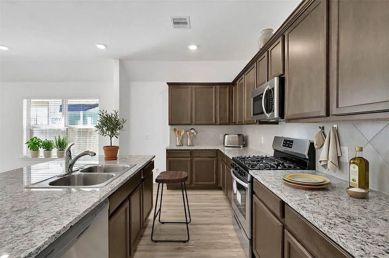4 bed, 2.0 bath, 1959 sqft, $2,150 — Photo 3