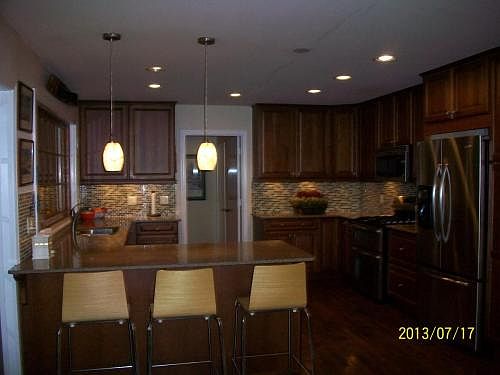 2nd image of 821 E Peel St