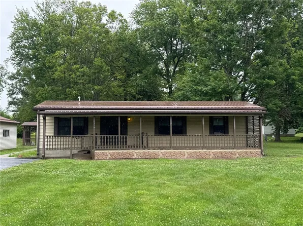 318 N Madison St, Kinmundy, IL 62854