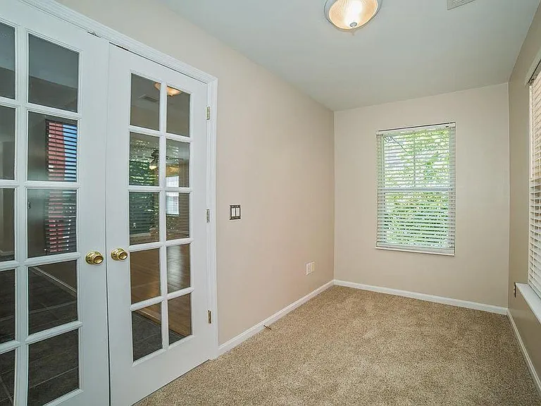 2532 Riverside Dr — Photo 3
