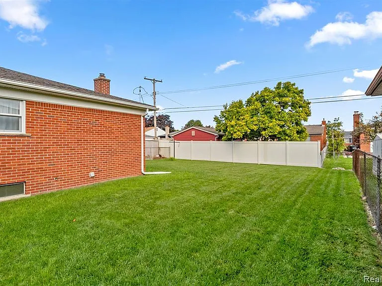 14580 Ford Ave — Photo 5