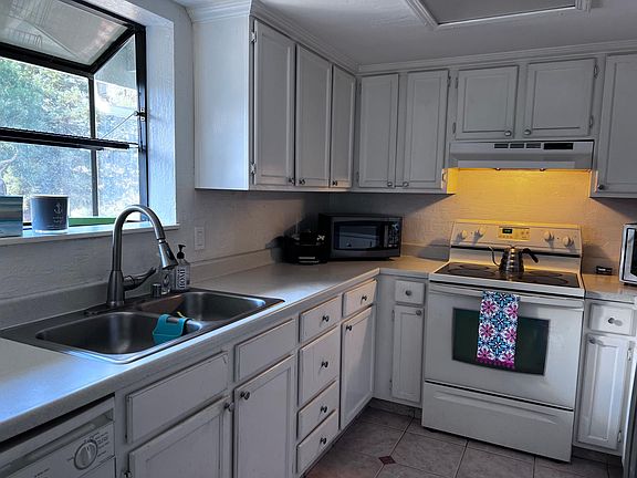 3rd image of 17980 Hillwood Ln