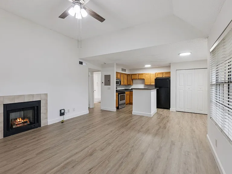 320 Black Oak Ct #204 — Photo 5
