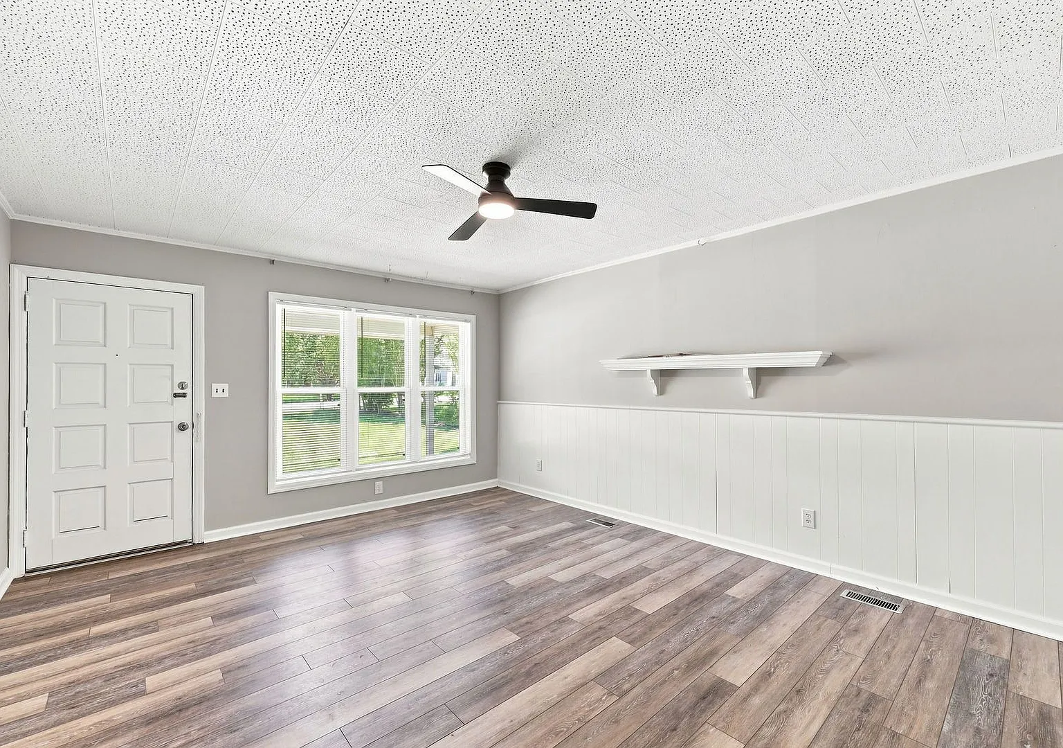 Beautifully Remodeled 4 Bed/Brick Ranch Convenient to Shopping, Dining, Schools, and Major Highways — Photo 2