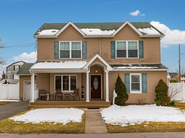 9 Mound Street, Lindenhurst, NY 11757