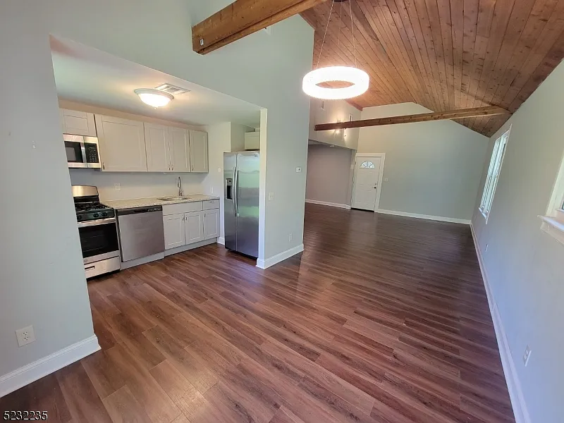 3 bed, 2.0 bath, 2000 sqft, $3,300 — Photo 4