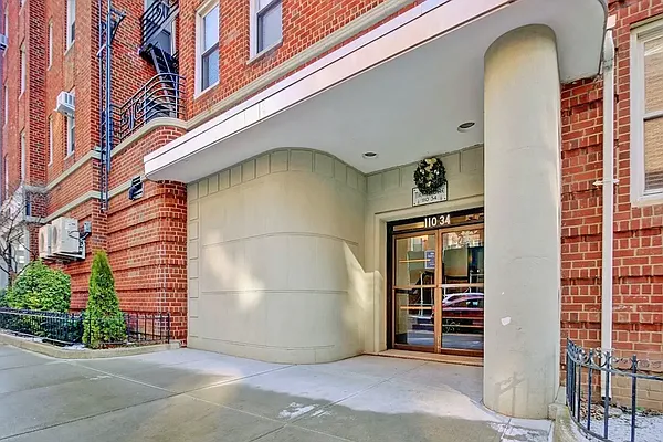 Sold by Rhona Realty | media 5