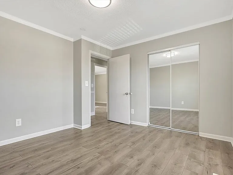 8102 Gladys Ln — Photo 16