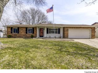 4 Timbercrest Dr, Sherman, IL 62684