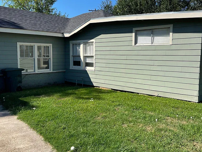 702 Sycamore St — Photo 2