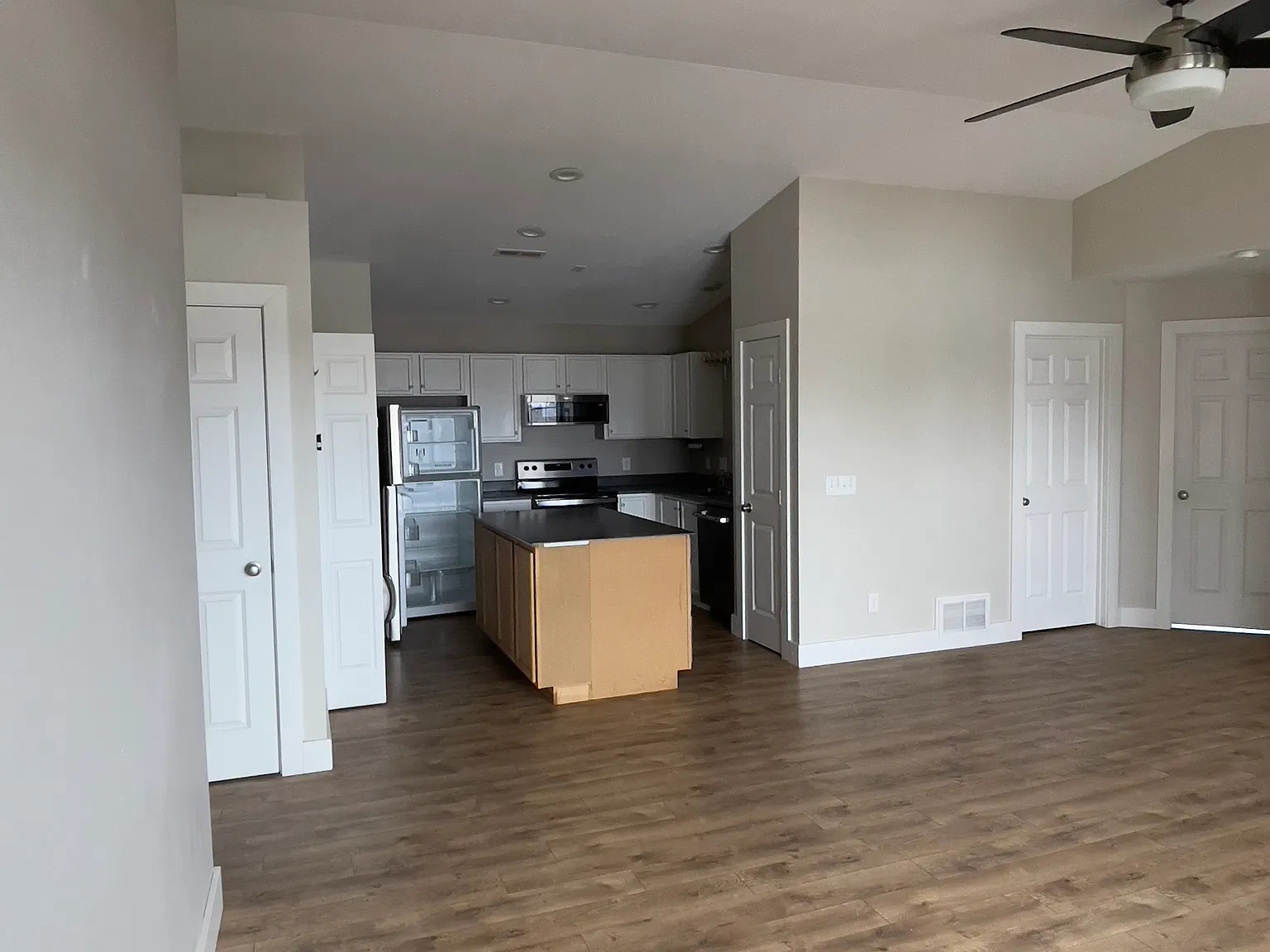 2 bed, 910 sqft, $1,900 — Photo 3