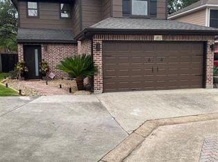 27 Regency Ln, Houston, TX 77088