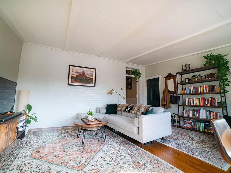 556 S Lazelle St — Photo 3