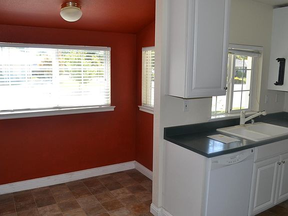 3rd image of 865 N Redwood Ave