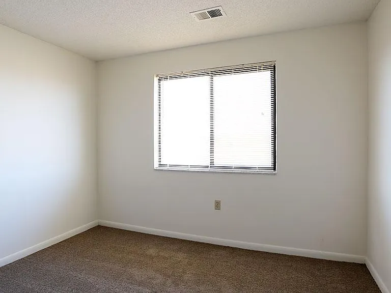 HUNTERS OAK APARTMENTS — Photo 9