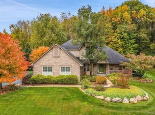 145 Howland Pines Dr, Oxford, MI