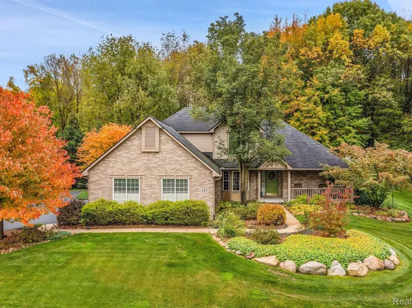 145 Howland Pines Dr, Oxford, MI 48371