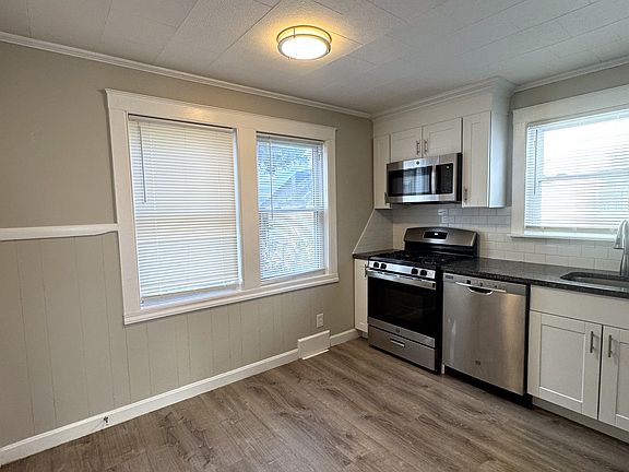 3rd image of 65 65/67 Lawn Ave #1R
