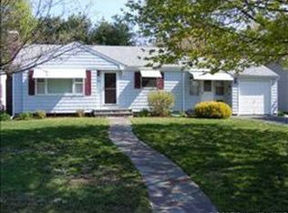 328 Lawnacre Dr, Cranston, RI 02920