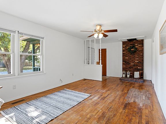5th image of 303 S Gray Pl