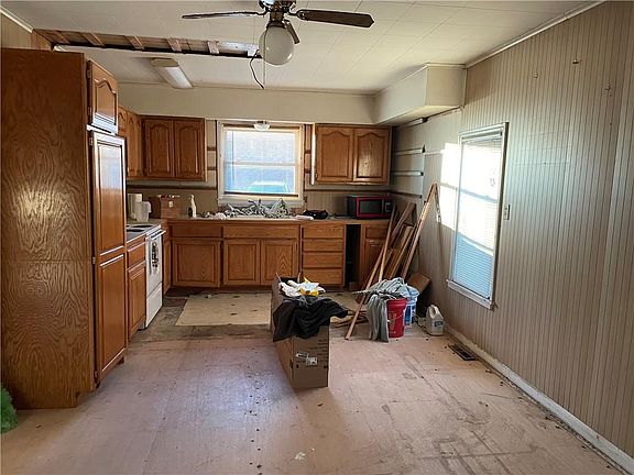 5th image of 107 NE Austin St