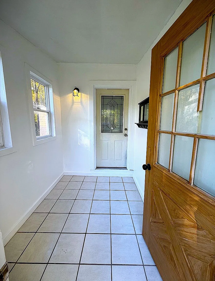 3 bed, 1160 sqft, $2,220 — Photo 2