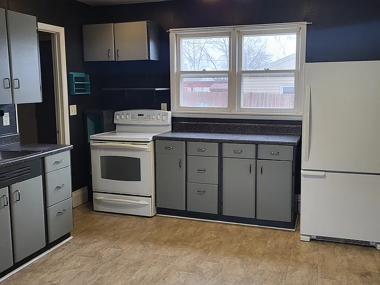 2128 Birch Ave — Photo 3