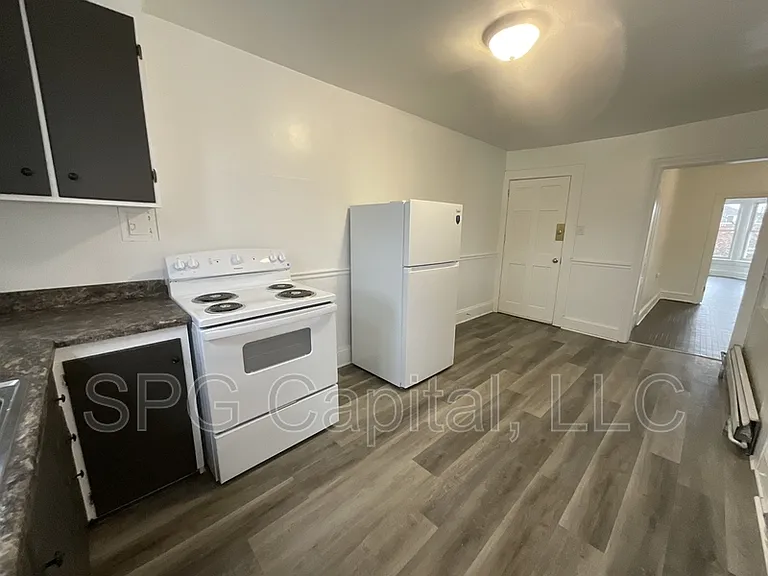 932 W Princess St — Photo 2