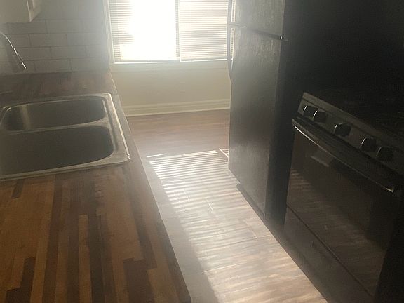3rd image of 1020 Oak Hill Dr