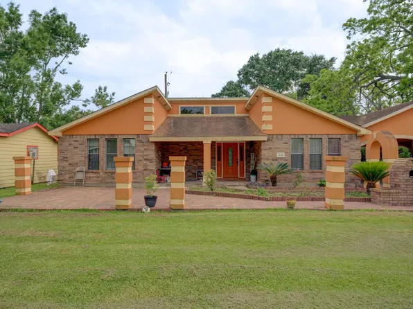 316 Hickman Ln, Angleton, TX 77515