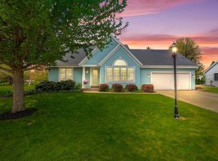 1293 Chesterwood Ln, Pewaukee, WI 53072