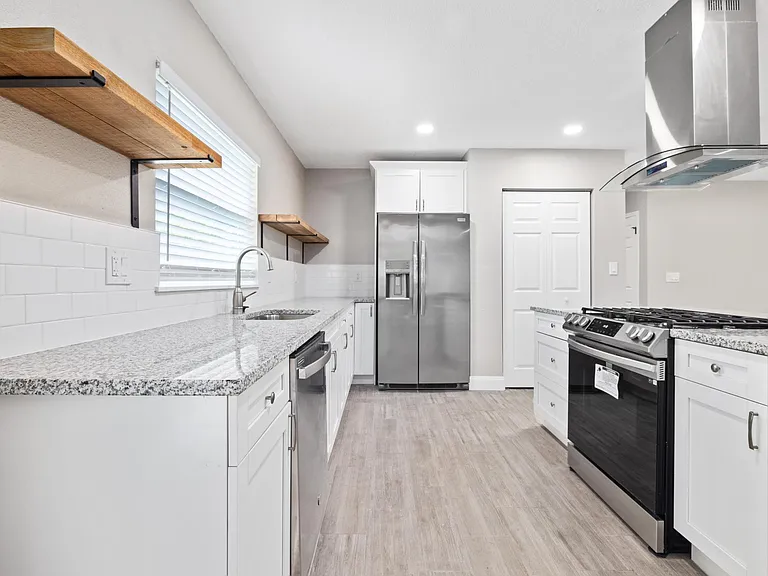 408 W Virginia Ave — Photo 6