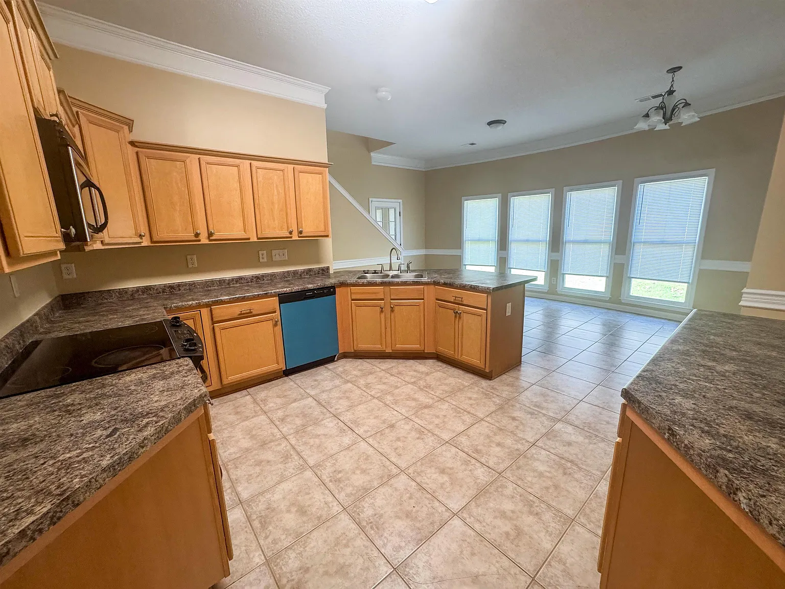 3 bed, 2.0 bath, 2440 sqft, $2,650 — Photo 4