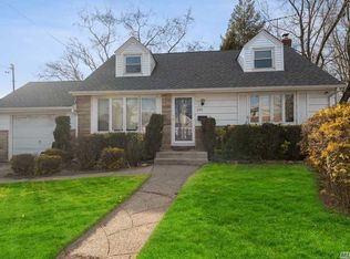 227 Courthouse Rd, Franklin Square, NY 11010